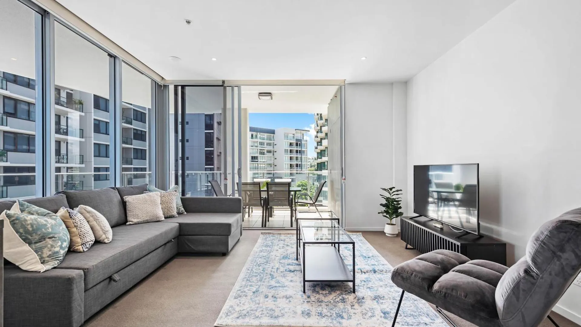 Apartment Spacious Portside Apt With Car Park, Bath And Balcony Brisbane