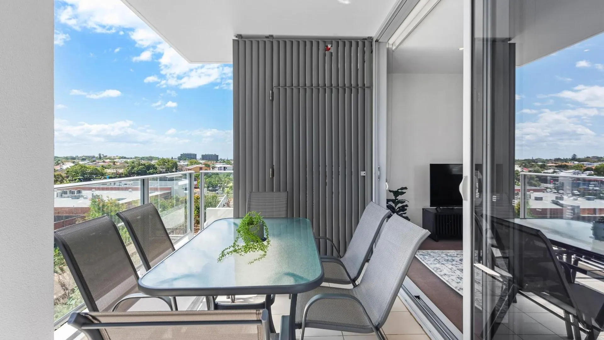 Spacious Portside Apt With Car Park, Bath And Balcony Brisbane Apartment
