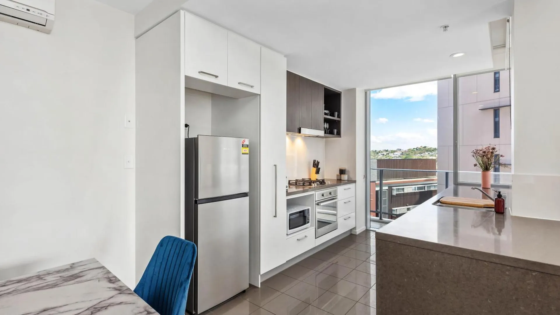 Spacious Portside Apt With Car Park, Bath And Balcony Μπρίσμπεϊν 0*,